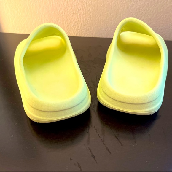 SOLD ‼️ Adidas Yeezy Slides Light Neon Green - Picture 4 of 7